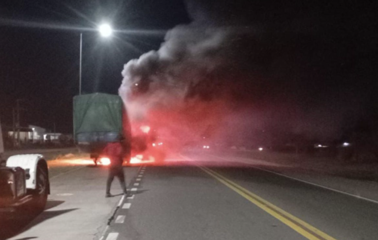 Se incendió un camión cargado con azúcar en Sinsacate